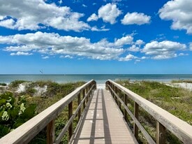 135 178th Ave W, Unit Upper in Redington Shores, FL - Building Photo