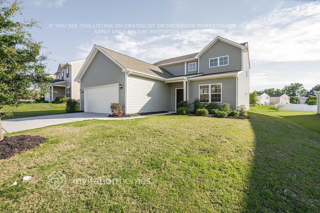 12915 Longstraw Rd in Charlotte, NC - Foto de edificio