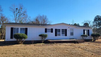931 Pine St in Pembroke, NC - Building Photo