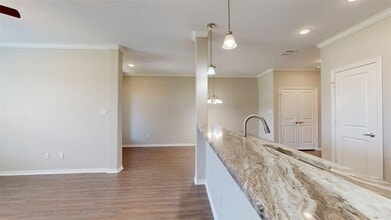 2005 Harvey Mitchell Pkwy S in College Station, TX - Building Photo - Building Photo