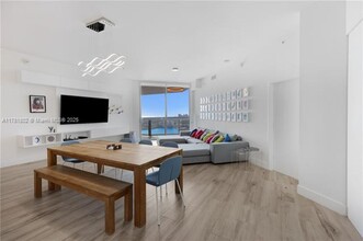 17111 Biscayne Blvd in Aventura, FL - Foto de edificio - Building Photo