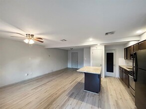 7011 Cooper Ln in Austin, TX - Building Photo - Building Photo