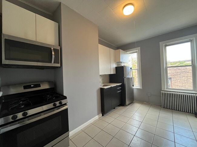 218 Bowers St, Unit 2R-3 in Jersey City, NJ - Building Photo - Building Photo