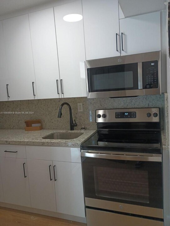 1484 NW 15th St-Unit -5 in Miami, FL - Building Photo