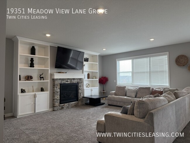 19351 Meadow View Ln in Maple Grove, MN - Foto de edificio - Building Photo