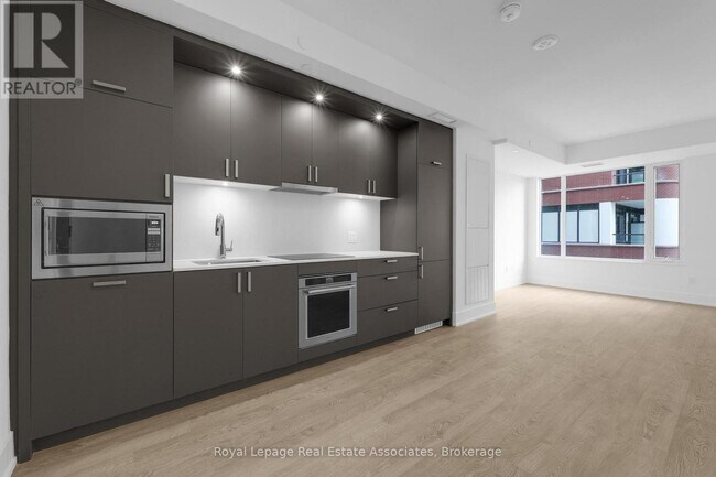 259 The Kingsway in Toronto, ON - Building Photo - Building Photo