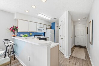 510 White River Dr, Unit F in Myrtle Beach, SC - Foto de edificio - Building Photo