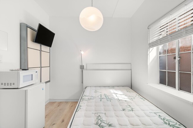 335 Pacific Ave, Unit 09 in Long Beach, CA - Building Photo - Building Photo