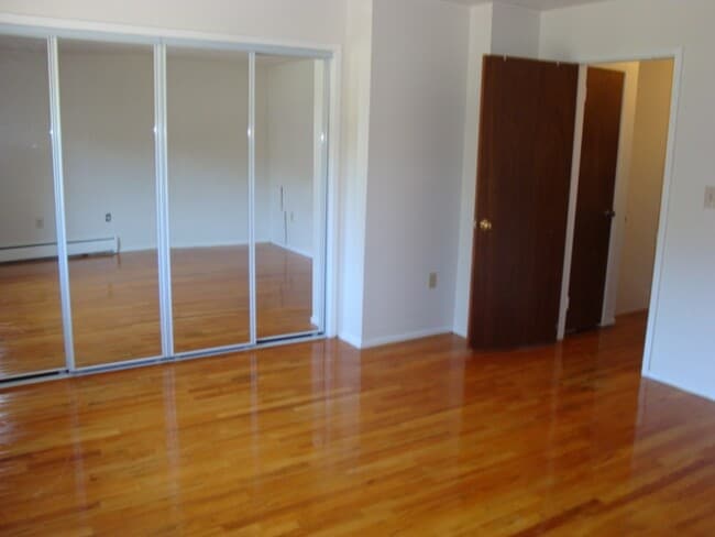 3 Camelot Dr, Unit 4 in Bloomfield, CT - Building Photo - Building Photo