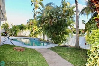 13110 SW 19th Dr in Miramar, FL - Foto de edificio - Building Photo