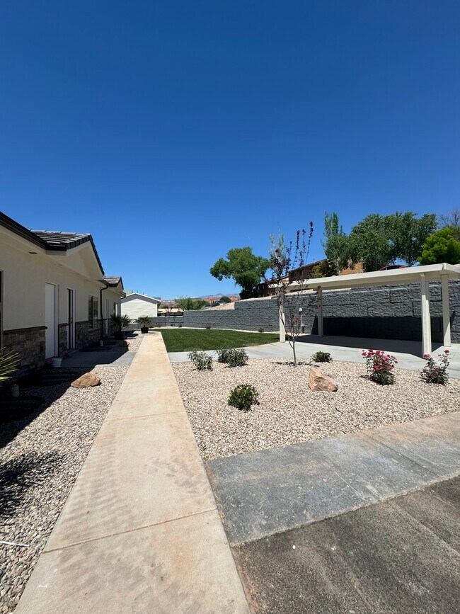 435 N Stone Mountain Dr in Saint George, UT - Foto de edificio - Building Photo