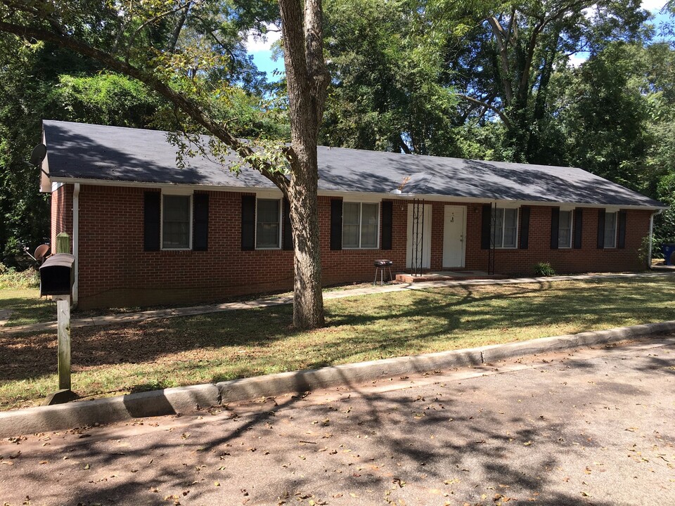 8613 N Anna Way in Douglasville, GA - Building Photo