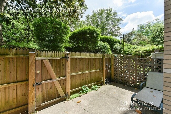 3901 Cathedral Ave NW-Unit -Unit 107 in Washington, DC - Building Photo - Building Photo