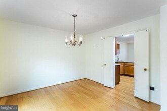 14 Tivoli Lake Ct in Silver Spring, MD - Building Photo - Building Photo