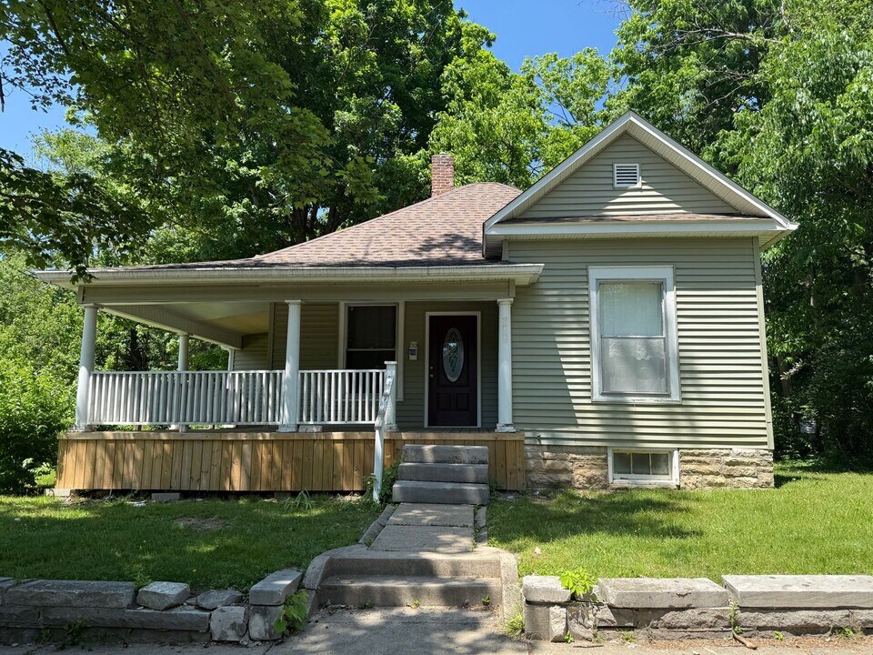 711 E Cottage Grove Ave in Bloomington, IN - Building Photo