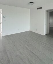 2202 S Cypress Bend Dr, Unit Gorgeous and spacious in Pompano Beach, FL - Building Photo - Building Photo