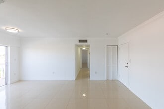 Gables Corinthian Plaza in Coral Gables, FL - Foto de edificio - Interior Photo