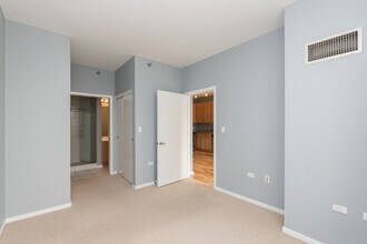 1 E 8th St, Unit 1003 in Chicago, IL - Building Photo - Building Photo