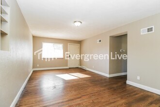 725 Tyson Dr in Florissant, MO - Foto de edificio - Building Photo