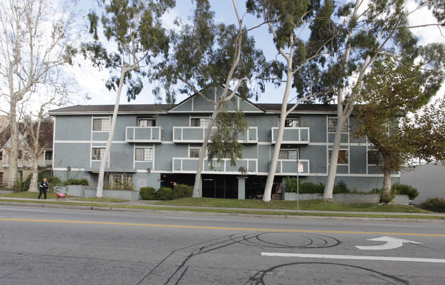 6422 Whitsett Ave in North Hollywood, CA - Foto de edificio - Building Photo