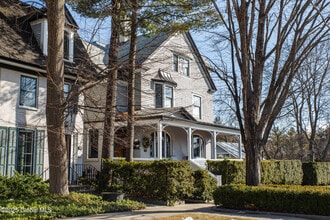 588 N Broadway in Saratoga Springs, NY - Foto de edificio - Building Photo