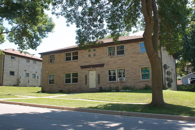 335 W Newhall Ave in Waukesha, WI - Foto de edificio - Building Photo