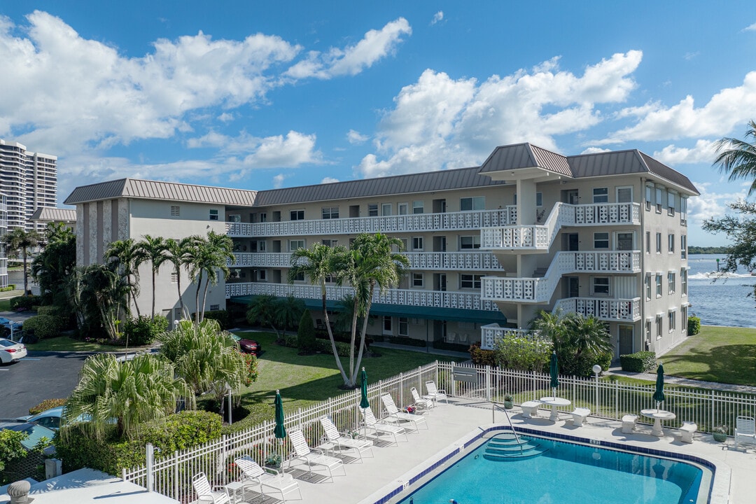 Landings East in North Palm Beach, FL - Building Photo