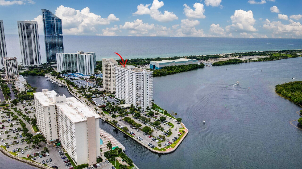 500 Bayview Dr in Sunny Isles Beach, FL - Building Photo