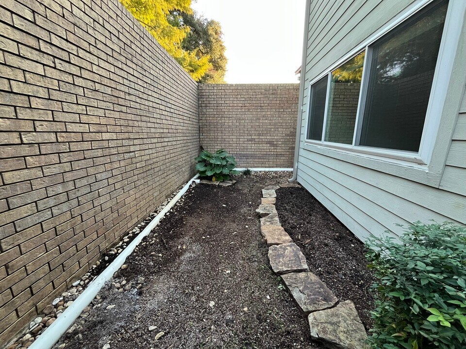 70 Chervil Common in Lake Jackson, TX - Building Photo