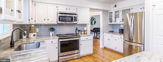 property at 980 Old Holly Dr