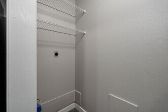 1050 W Elm St in Springfield, MO - Building Photo - Building Photo