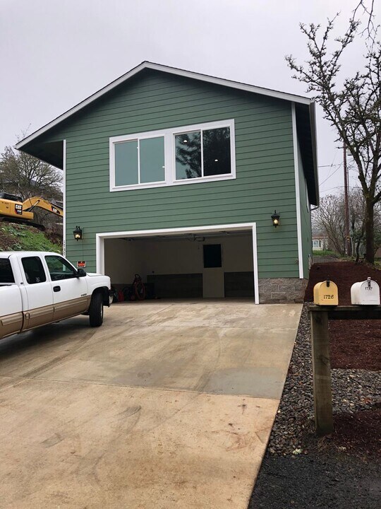 1737 SE Kane St in Roseburg, OR - Building Photo