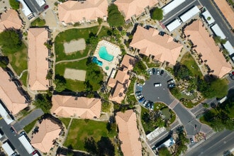 Desert Oasis Apartments in Palm Desert, CA - Foto de edificio - Building Photo