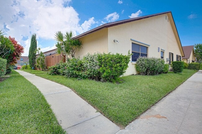 484 Springdale Cir in Palm Springs, FL - Building Photo - Building Photo