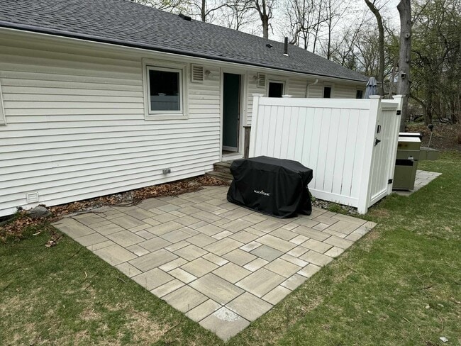 19 Richardson Rd, Unit 19B in Newton, MA - Foto de edificio - Building Photo