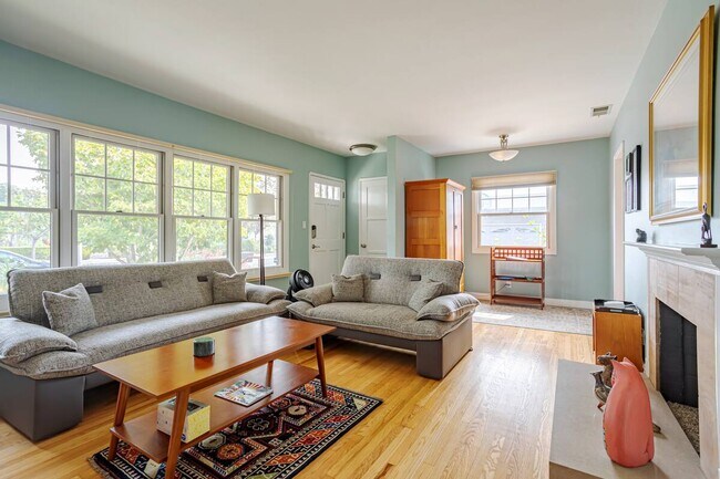 3645 S Barrington Ave in Los Angeles, CA - Building Photo - Building Photo