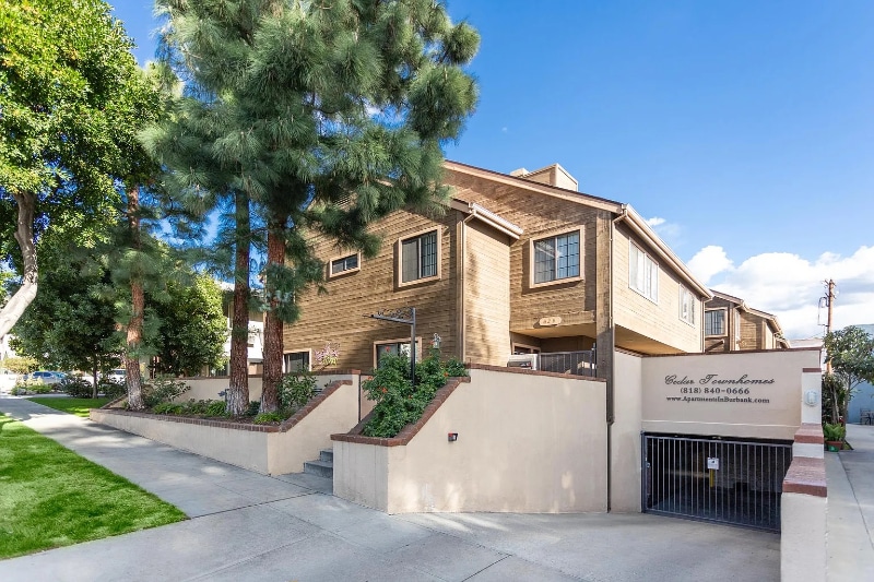 624 E Cedar Ave in Burbank, CA - Foto de edificio