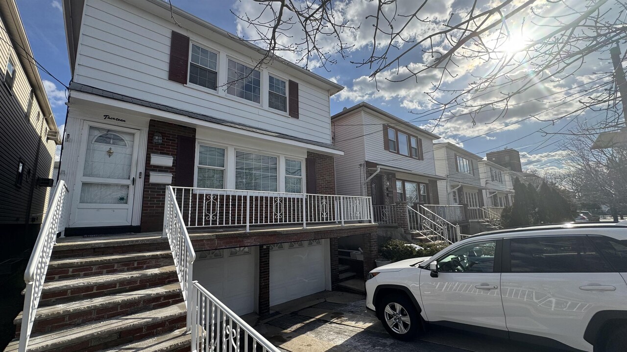 13 Country Village Ct in Bayonne, NJ - Building Photo