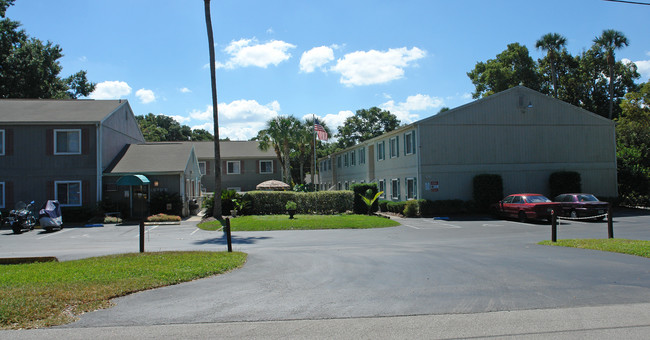 Lyn Gardens Apartments in DeLand, FL - Building Photo - Building Photo