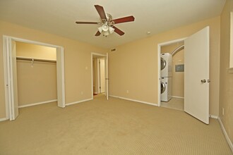 7725 Meadow Park Dr, Unit 106 in Dallas, TX - Foto de edificio - Building Photo