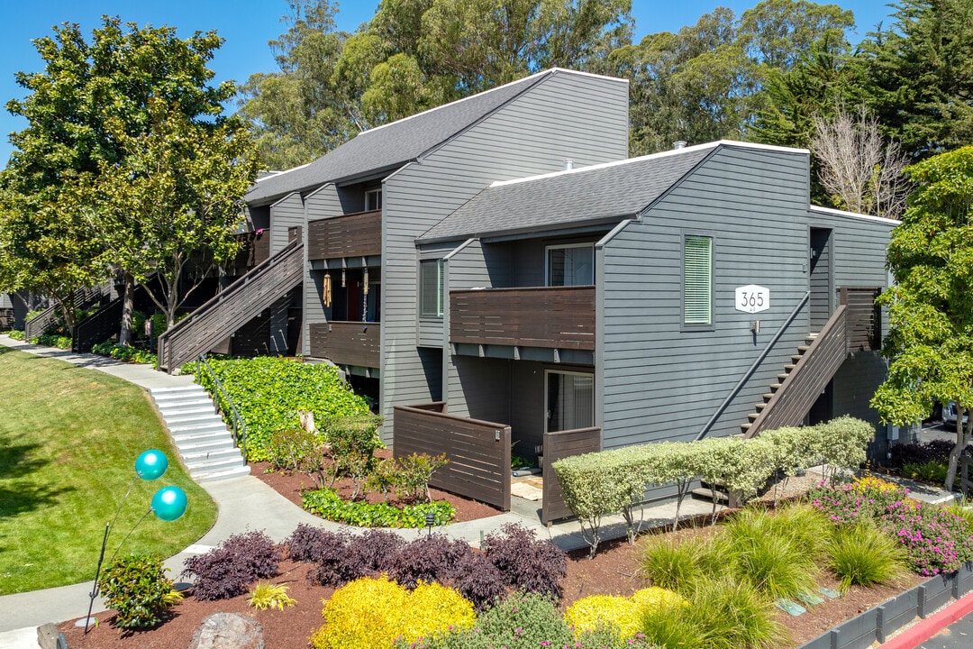 The Hilltop in Santa Cruz, CA - Building Photo