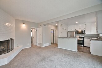 120 El Porto St-Unit -upper in Manhattan Beach, CA - Building Photo - Building Photo