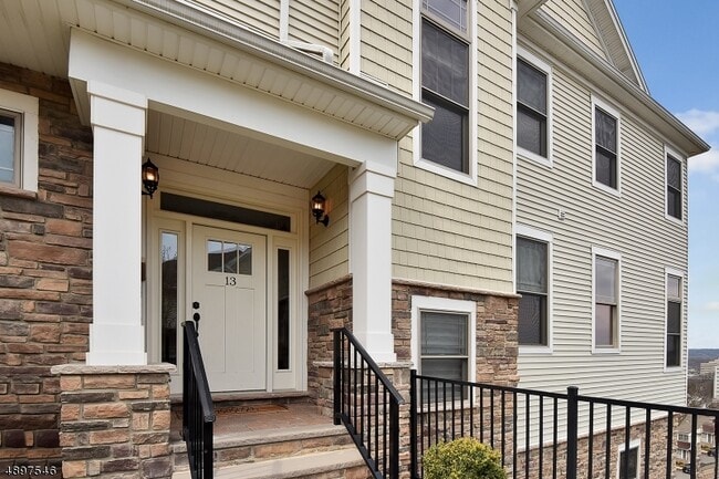 13 Summit Dr in North Caldwell, NJ - Building Photo - Building Photo