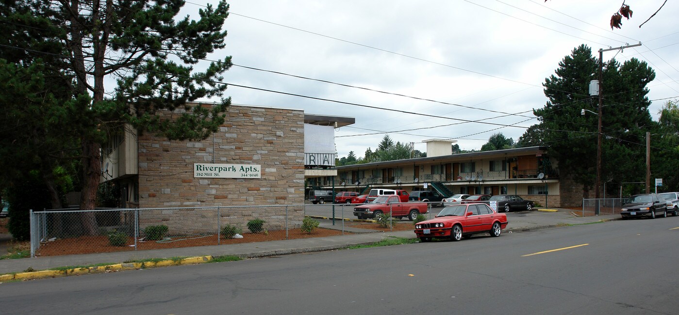 River Park Apartments in Springfield, OR - Building Photo