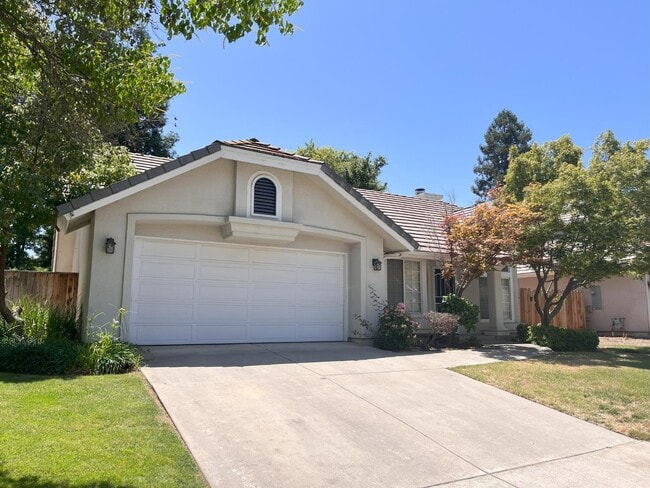 property at 1247 E Le Parc Dr