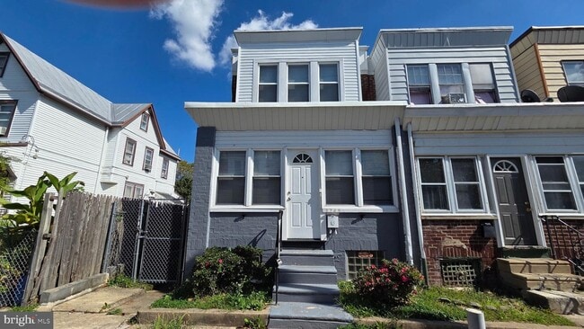 5725 N Lawrence St in Philadelphia, PA - Foto de edificio - Building Photo