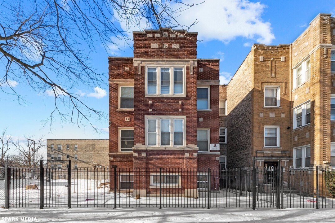 11022 S Vernon Ave in Chicago, IL - Building Photo