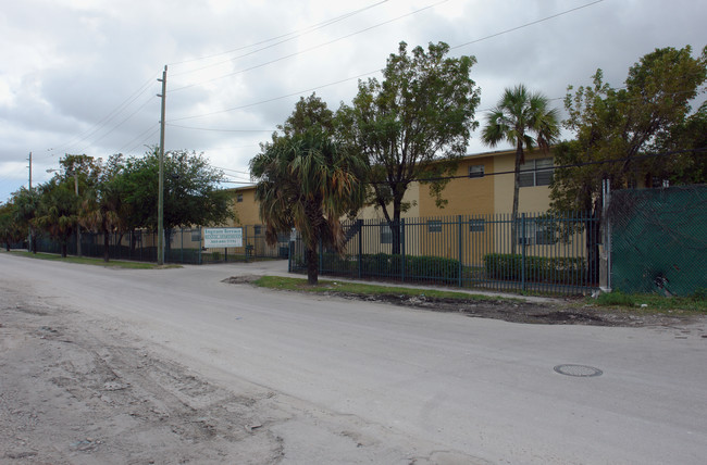 Ingram Terrace in Miami, FL - Foto de edificio - Building Photo