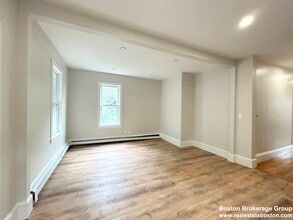 102 Buttonwood St, Unit #3 in Boston, MA - Foto de edificio - Building Photo