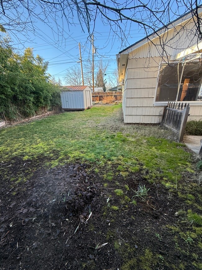 431 N 5th St in Central Point, OR - Building Photo - Building Photo